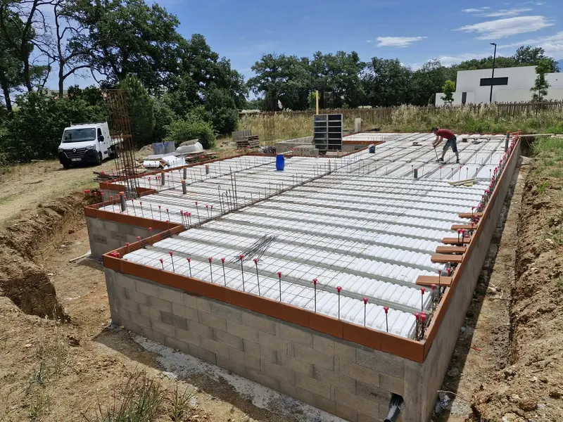 Canalisations d'alimentation posées sur un chantier neuf par KP Énergie à Perpignan