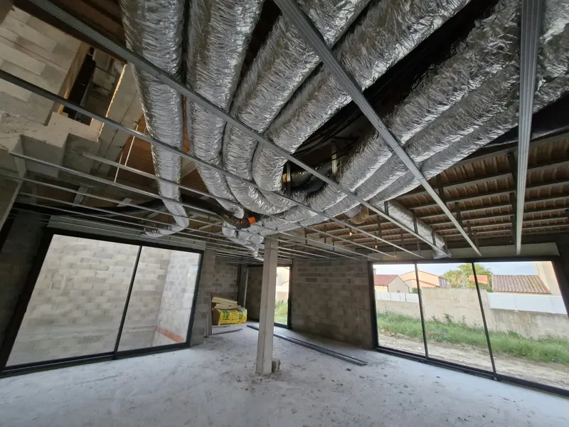Unité de climatisation gainable installée dans les combles d'une maison à Perpignan