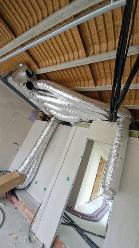 Grille de soufflage d'une climatisation gainable installée par KP Énergie à Perpignan