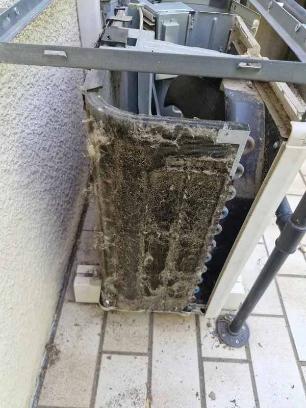 Nettoyage d'une unité intérieure de climatisation par KP Énergie à Perpignan