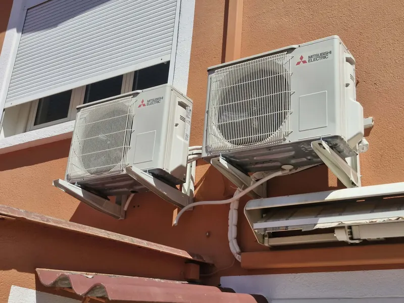 Unité intérieure de climatisation installée dans un logement de Perpignan