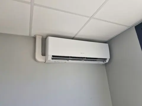 Pose de climatisation réversible — chantier KP Énergie à Perpignan (photo 1)