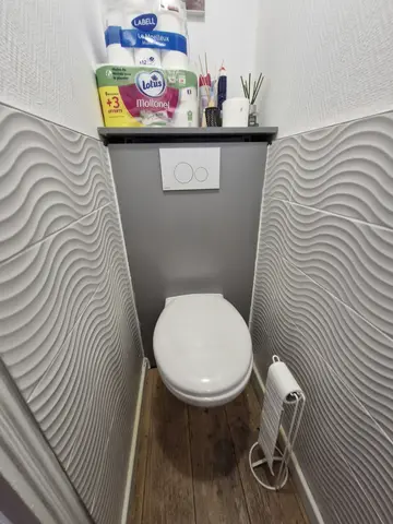 Pose de WC suspendu — chantier KP Énergie à Perpignan (photo 2)