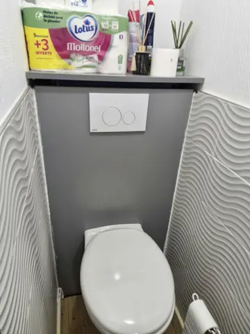 Pose de WC suspendu — chantier KP Énergie à Perpignan (photo 3)
